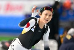 女子１５００メートルで優勝を決め、観客の拍手に手を振って応える高木美帆