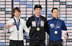 男子５００メートル表彰。（左から）２位の森重航、優勝の新濱立也、３位の小島良太（金野和彦撮影）