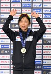 女子５００メートルで優勝し、観客の祝福に手を振って応える高木美帆（金野和彦撮影）