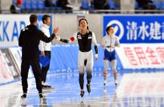 女子５００メートルで３７秒８６のタイムで優勝を飾り、ヨハン・デビットコーチとタッチを交わす高木美帆（中央）＝金野和彦撮影