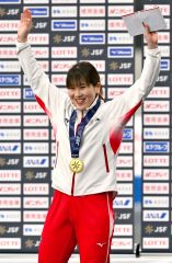 女子３０００メートルの優勝インタビュー後、スタンドに手を振る堀川桃香（金野和彦撮影）