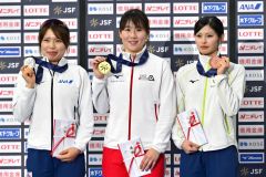 女子３０００メートル表彰。（左から）２位の佐藤綾乃、優勝の堀川桃香、３位の高橋侑花