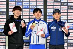 男子１５００メートル表彰。（左から）２位の山田和哉、優勝の一戸誠太郎、３位の小島良太（金野和彦撮影）