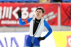 男子１５００メートルで優勝を飾り、スタンドに手を振る一戸誠太郎（金野和彦撮影）