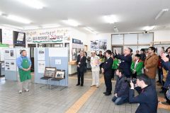 池田駅の歴史について講話する君島さん（左）