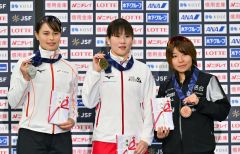 女子５０００メートル表彰（右から）３位の新田恭子、優勝の堀川桃香、２位のウイリアムソン・レミ（金野和彦撮影）