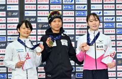 女子１０００メートル表彰。（左から）２位の山田梨央、優勝の高木美帆、３位の吉田雪乃（金野和彦撮影）