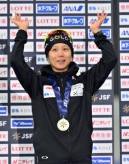 女子１０００メートルで優勝を飾り、スタンドの祝福に笑顔で手を振る高木美帆（金野和彦撮影）