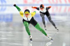 【女子１０００メートル】７位の山根佳子（手前）。後方は稲川くるみ（金野和彦撮影）