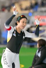 【女子１０００メートル】レース後、観客に笑顔で手を振る高木美帆（金野和彦撮影）