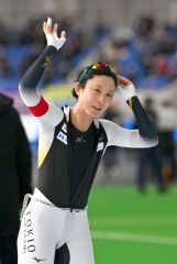 【女子１０００メートル】レース後、観客に笑顔で手を振る高木美帆（金野和彦撮影）