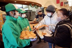 開発したパンを直接販売した帯広農業高校生