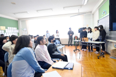 画面の向こうの徳島市の児童に十勝の自然を紹介する開成小児童