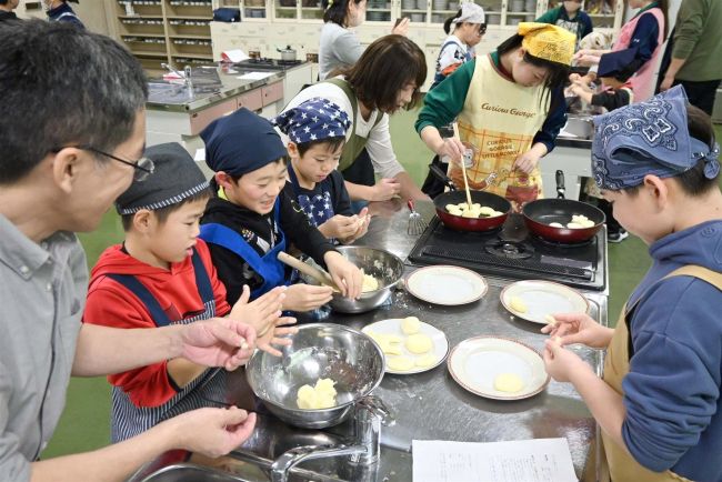 大樹小児童がイモ団子作り　大樹おやじの会