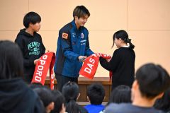 中村選手（中央）からタオルを受け取る児童たち