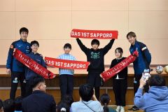 芽室小にコンサ２選手来校、ＰＫ対決やドリブルゲームで交流