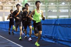 十勝オーバルの走路で練習する札幌山の手高駅伝チーム