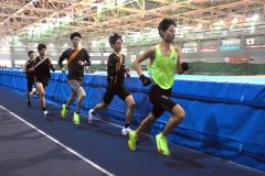 十勝オーバルの走路で練習する札幌山の手高駅伝チーム