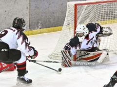 【準決勝・清水―武修館】好守備で失点を防ぎ勝利に貢献した武修館のＧＫ木村柚稀（右）