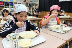 高校生考案の給食メニューを頬張る子どもたち
