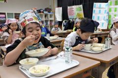 高校生考案の給食メニューを頬張る子どもたち
