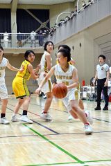 【女子決勝リーグ・帯大谷―白樺学園】第２クオーターにドリブルでゴールへ切れ込む帯大谷の畠山心菜（白ユニホーム）