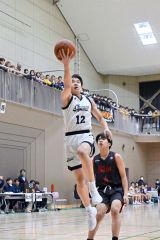 【男子決勝リーグ・白樺学園―帯大谷】第３クオーターに速攻からレイアップシュートを決める白樺学園の川村聖也