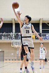 【男子決勝リーグ・白樺学園―帯大谷】第３クオーターにレイアップシュートを決める白樺学園の西尾琉斗（白ユニホーム）