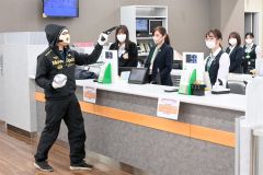 北海道銀行帯広支店で行われた強盗訓練