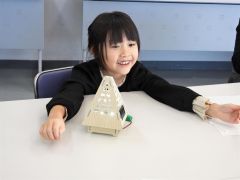 完成したランタンを前にする子ども