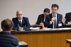 公園整備事業の見直し案を説明する田中町長（右）