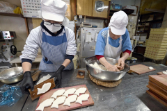 木枠でかたどられた和菓子のタイ（須貝拓也撮影）