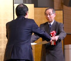 表彰状を受け取る三日市さん（右）