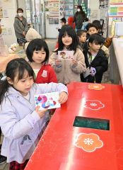 園児が年賀状差し出し　池田郵便局