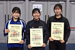 女子５００メートルの表彰。中央は優勝した奥秋静子（帯三条）、左は２位の笹渕和花（帯南商）、右は３位の今井柊嘉（帯農）