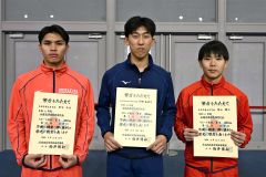 男子５００メートルの表彰。中央は優勝した阿部春琉斗（駒大苫小牧）、左は２位の軍司冬馬（白樺学園）、右は３位の横山楓介（同）