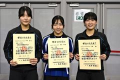 女子３０００メートルの表彰。中央は優勝した重堂羽南（帯南商）、左は２位の西川想乃（帯三条）、右は３位の小島楓（帯三条）