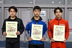 男子５０００メートルの表彰。中央は優勝した小坂陽汰（池田）、左は２位の細川晃太郎（帯柏葉）、右は３位の長岡歩太（白樺学園）