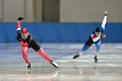 【女子５００メートル】バックストレートで競り合う奥秋静子（左、帯三条）と笹渕和花（右、帯南商）