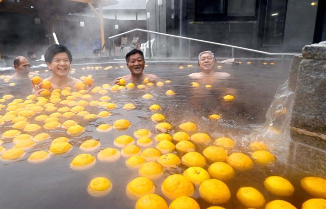 冬至にゆず湯、水光園で常連らでにぎわう