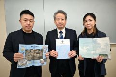 ビジョンブックを持ち「地域に応援してもらいたい」とする米田社長、村松社長、山川取締役（写真左から）