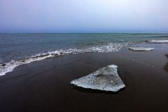 大津海岸に姿を見せ始めたジュエリーアイス（２１日、浦島久さん撮影）