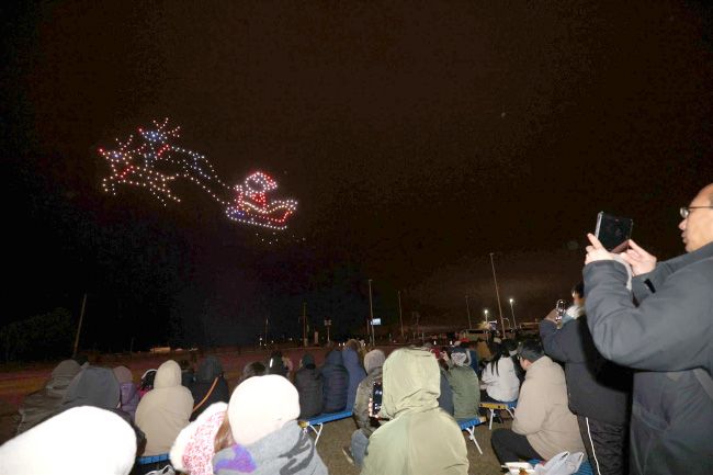 【写真】ツリーや熱気球、鮮やかに 輝くドローン夜空舞う 25日まで