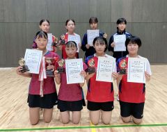 女子ダブルスの上位入賞者。前列左端と左から２人目が優勝した小川紗綺・亀田夢組