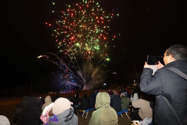 【写真】ツリーや熱気球、鮮やかに 輝くドローン夜空舞う 25日まで