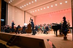 Ｘマスコンサートで演奏を披露する出演者ら