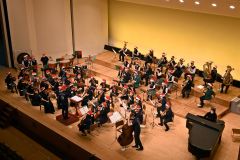 Ｘマスコンサートで演奏を披露する出演者ら