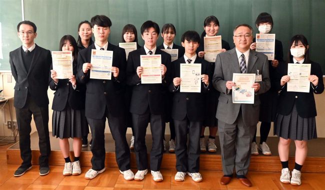 町のごみ分別ガイドを英訳　池田高校生