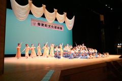 午後の部のトップで会場を盛り上げたショーバトントワリングチーム「アトリエ３４」のメンバー