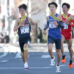 エースが集まる第１区で力走する札幌山の手２年の林（左、京都市、亀井直樹撮影）